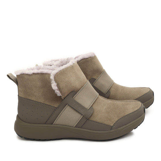 Arctiq Grey suede bootie lined with warm sherpa with Q-chip™ technology. ARC-5050-S4