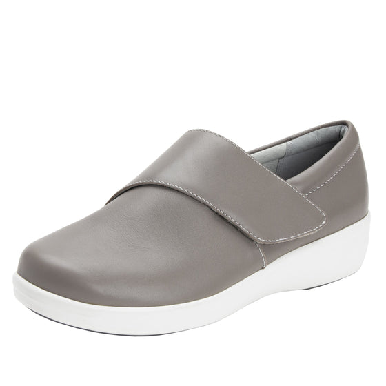 Qin Dove smart slip on shoes with Q-Chip™ technology. QIN-5035_S1