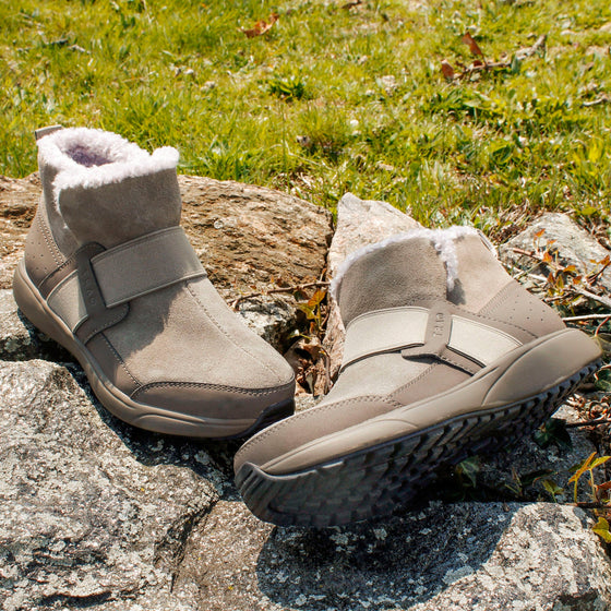 Arctiq Grey suede bootie lined with warm sherpa with Q-chip™ technology. ARC-5050-S2