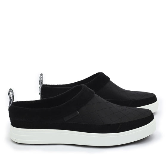Kiq Black slip-on clog smart shoes with soft warm lining and Q-Chip™ technology. KIQ-5001_S4