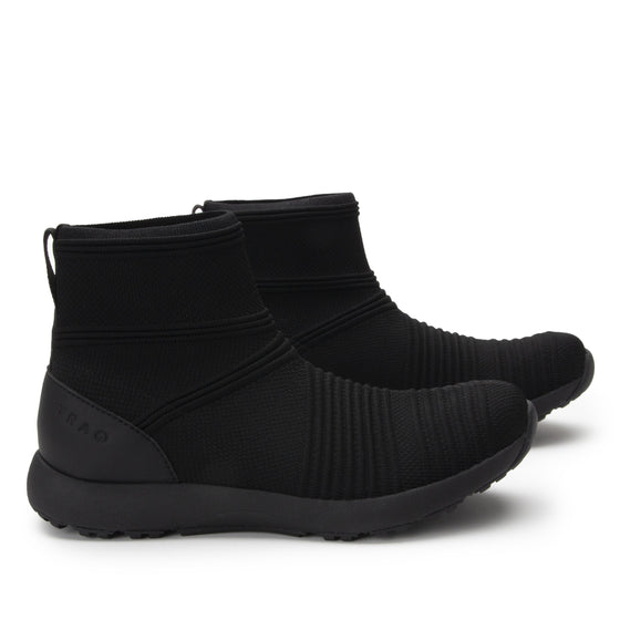 Qirkie Black smart shoes with Q-Chip™ technology. QIR-5000_S3