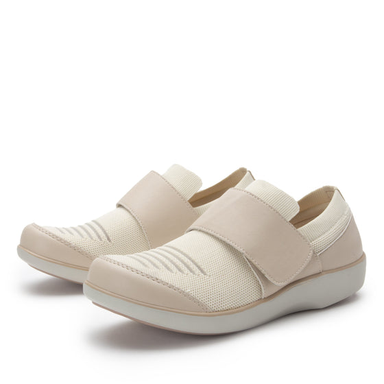 Qwik Peeps Cream slip on smart shoes with Q-Chip™ technology. QWI-5102_S2