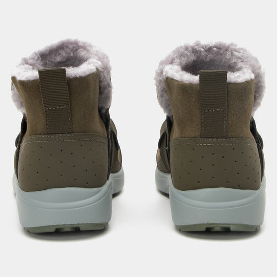 Arctiq Olive suede bootie lined with warm sherpa with Q-chip technology. ARC-5302-S4
